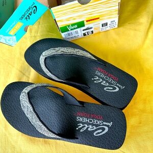 EUC Skechers Cali Vinyasa Happy Pearl Yoga Foam Platform Flip Flops